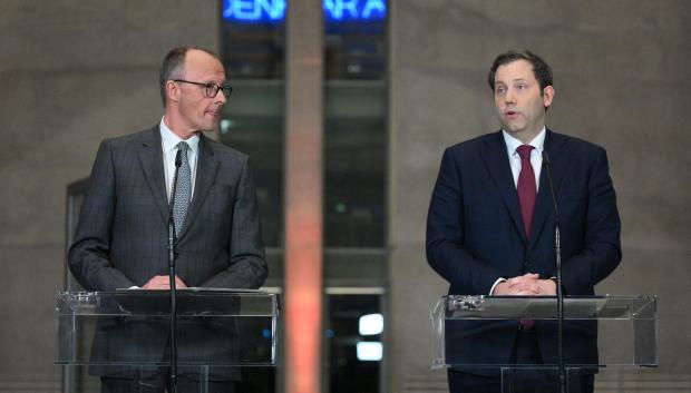 El líder de la CDU Friedrich Merz y el presidente de de los socialistas de la SPD Lars Klingbeil
