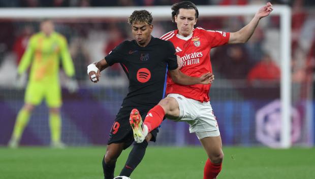 Lamine Yamal disputa un balón con Álvaro Carreras