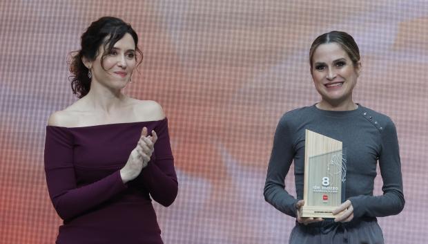 La  presidenta de la Comunidad de Madrid, Isabel Díaz Ayuso, entrega un galardón a la influencer y youtuber navarra Estefanía Unzu, conocida como Verdeliss
