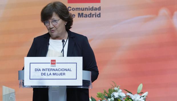 La periodista Olga Viza pronuncia un discurso tras recibir un galardón durante la entrega de Reconocimientos 8 de Marzo