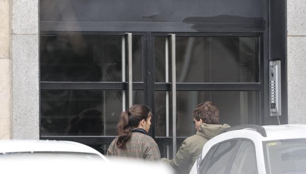 Almeida y Teresa Urquijo, ante el portal de su nueva casa