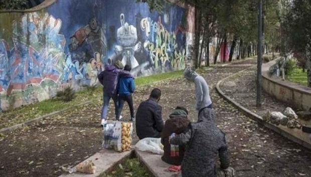 Un grupo de menores extranjeros no acompañados en un parque de Barcelona
