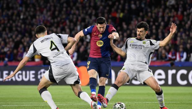 Lewandowski pelea un balón con la defensa del Benfica