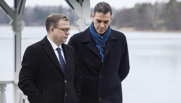 El primer ministro finlandés, Petteri Orpo (i), y el primer ministro español, Pedro Sánchez (d), se reúnen en Helsinki, Finlandia, el 12 de marzo de 2025.