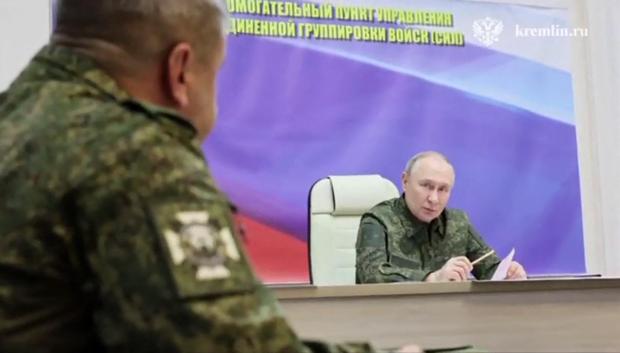 El presidente de Rusia, Vladimir Putin, visita un puesto de mando del grupo de tropas Kursk