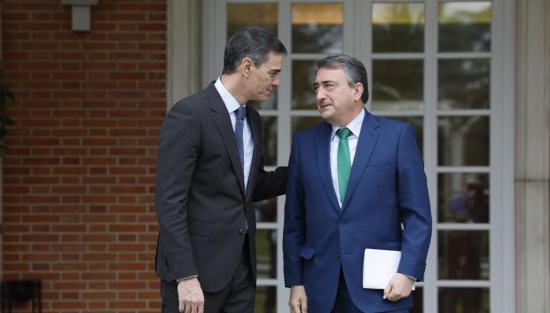 Pedro Sánchez y el presidente del PNV, Aitor Esteban