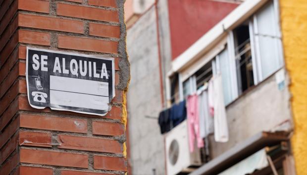 Un cartel de 'Se Alquila' en Madrid.