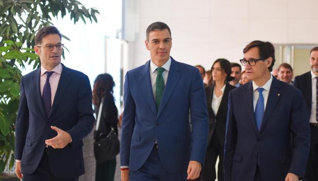 El presidente de Prisa, Joseph Oughourlian, el presidente del gobierno, Pedro Sánchez y el presidente de la Generalitat de Cataluña, Salvador Illa