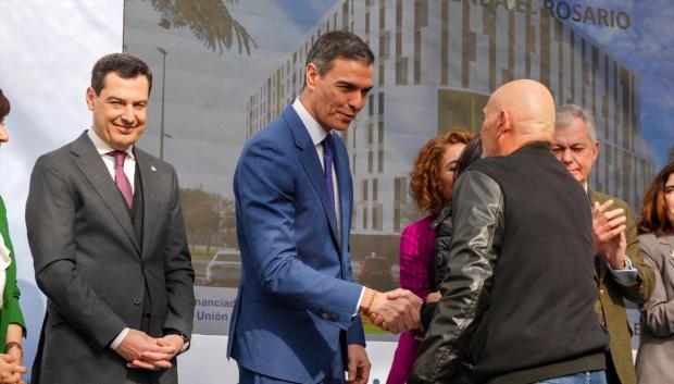El presidente de la Junta de Andalucía, Juanma Moreno, y del Gobierno, Pedro Sánchez, este lunes en Sevilla en la entrega de llaves simbólicas a los propietarios de 218 viviendas asequibles