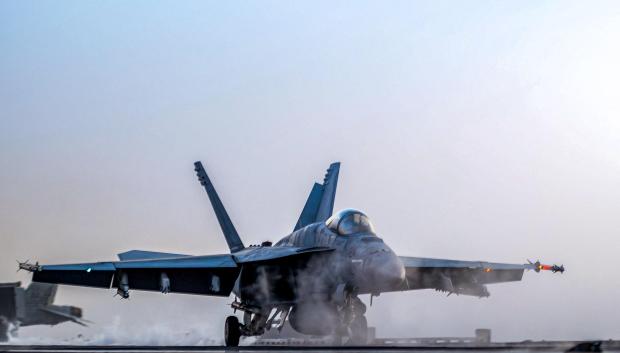 Un caza de ataque F/A-18 Super Hornet estadounidense aterrizando a bordo del portaaviones USS Harry S. Truman