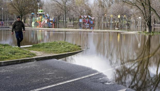 Vista de la crecida de los ríos Adaja y Chico por el deshielo y la lluvia caída en los últimos días a su paso por la ciudad de Ávila, por lo que se ha precintado el parque de El Soto y sus aledaños que continúan anegados. Once comunidades continúan este martes con aviso, naranja o amarillo, por fenómenos costeros adversos, rachas de viento de hasta 70 kilómetros por hora y por abundantes y persistentes lluvias, que en puntos de Andalucía acumularán hasta 80 litros en 12 horas, informa la Aemet en su página web