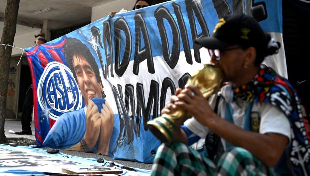 Aficionados de Maradona a las afueras del juzgado donde se celebra la vista por su muerte