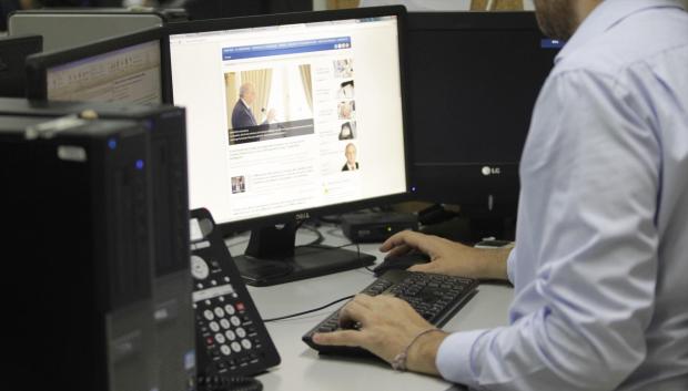 Un trabajador en una oficina.