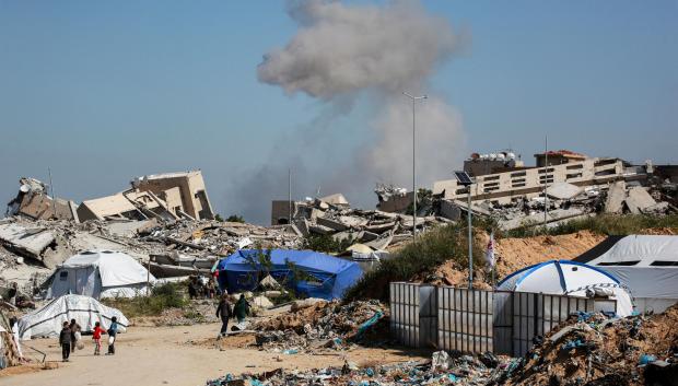 Una columna de humo surge de la demolición de un edificio palestino por parte de las fuerzas israelíes en Beit Lahia, en el norte de la Franja de Gaza