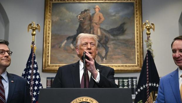 El presidente de Estados Unidos, Donald Trump, flanqueado por el presidente de la Cámara de Representantes, Mike Johnson (izq.)