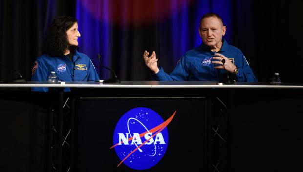 Los astronautas de la NASA Suni Williams (izq.) y Butch Wilmore responden preguntas durante la conferencia de prensa posterior al vuelo de la Tripulación 9 de SpaceX de la NASA en el Centro Espacial Johnson en Houston