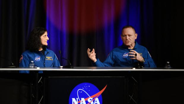 Los astronautas de la NASA Suni Williams (izq.) y Butch Wilmore responden preguntas durante la conferencia de prensa posterior al vuelo de la Tripulación 9 de SpaceX de la NASA en el Centro Espacial Johnson en Houston