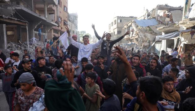 Palestinos participan en una protesta contra Hamás, exigiendo el fin de la guerra con Israel, en Beit Lahia, al norte de la Franja de Gaza