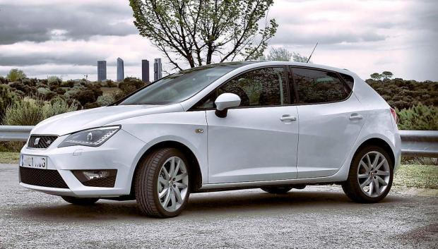 Seat Ibiza blanco de hace 10 años, un coche muy buscado