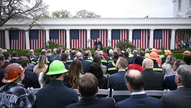 Socios comerciales clave de Estados Unidos, como la Unión Europea y el Reino Unido, afirmaron estar preparando sus respuestas a la escalada de Trump