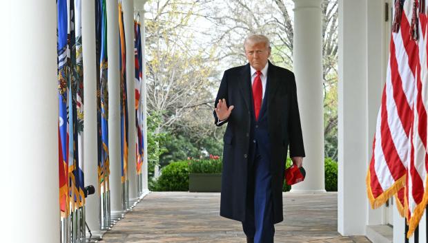 El presidente de Estados Unidos, Donald Trump, llegando a la firma de los «aranceles recíprocos»