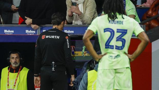 El colegiado Munuera Montero observa el monitor del VAR durante el Atlético de Madrid - FC Barcelona