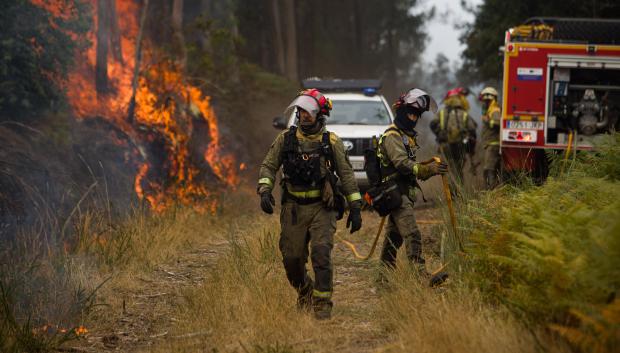 Agentes del equipo de Bomberos de Galicia trabajan durante un incendio forestal en Pontevedra