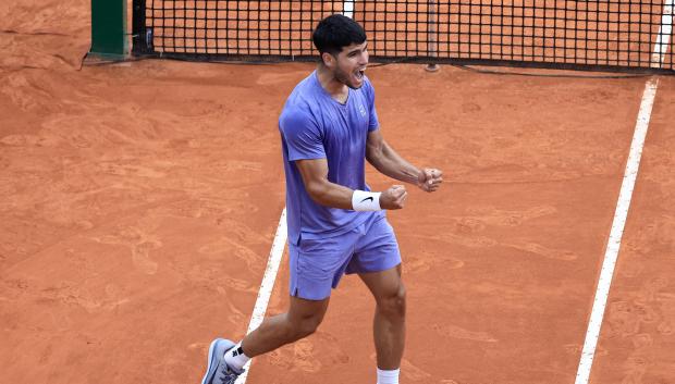 Carlos Alcaraz celebra su victoria en su debut en el Masters 1000 de Montecarlo