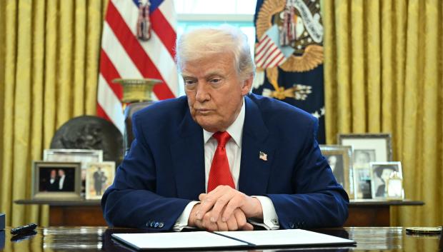 El presidente de Estados Unidos, Donald Trump, se prepara para firmar una orden ejecutiva en la Oficina Oval de la Casa Blanca
