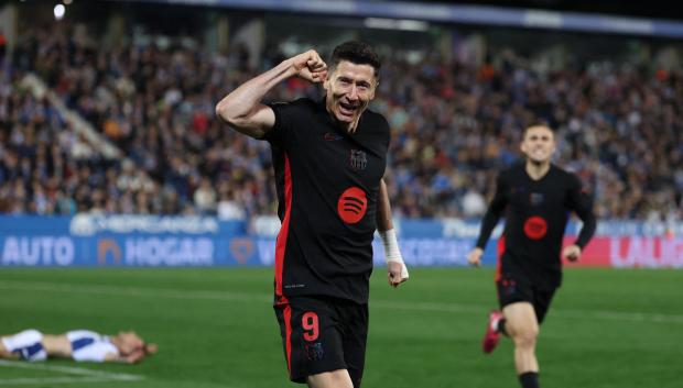 Robert Lewandowski celebra el gol en propia puerta del Leganés