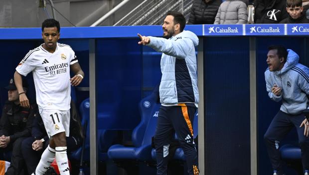 Davide Ancelotti, hijo de Carlo Ancelotti, dando instrucciones desde la banda de Mendizorroza