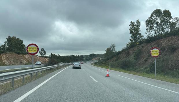 Carril derecho cortado y señales que parecen pintadas a rotulador