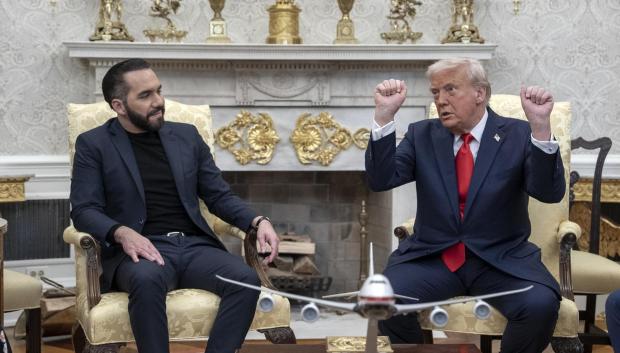 El presidente Donald Trump (d) se reúne con el presidente de El Salvador, Nayib Bukele (i), en la Oficina Oval de la Casa Blanca