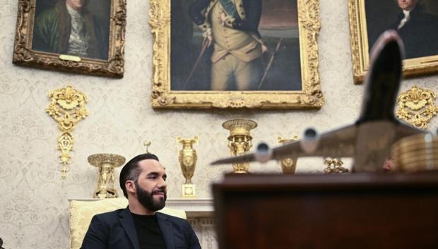 El presidente de El Salvador, Nayib Bukele, en la Oficina Oval de la Casa Blanca en Washington