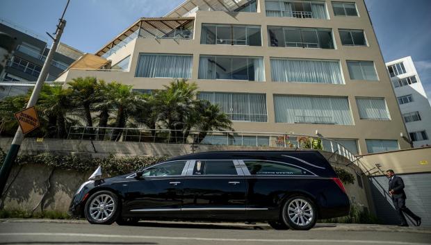 Fotografía de la carroza fúnebre que transportará el ataúd con el cuerpo del escritor Mario Vargas Llosa este lunes, en los exteriores de la residencia del escritor en Lima (Perú).