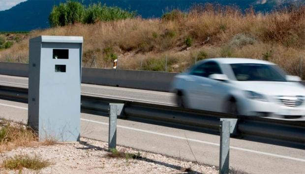 Un vehículo pasa delante de un radar de velocidad