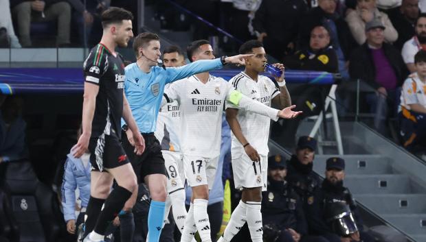 Francois Letexier y los jugadores del Real Madrid en una acción de VAR