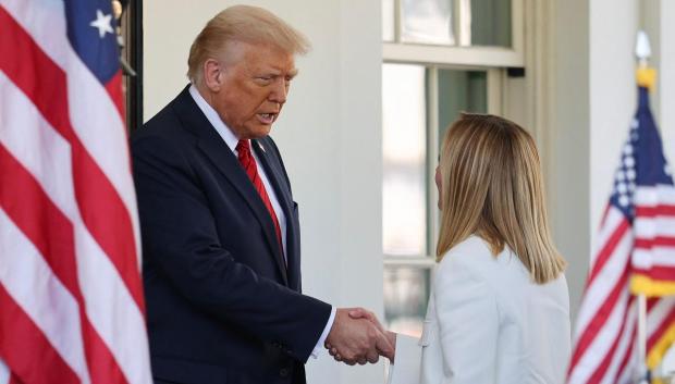 El presidente de Estados Unidos, Donald Trump, saluda a la primera ministra italiana, Giorgia Meloni