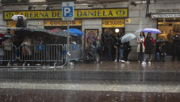 Varias personas aguardan para ver si sale en la procesión de Jesús Nazareno de Medinaceli durante el Viernes Santo, a 18 de abril de 2025, en Madrid (España)