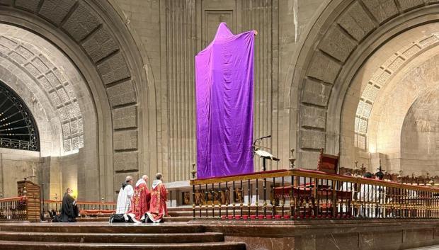 Momento inicial de la celebración, con el cristo completamente cubierto