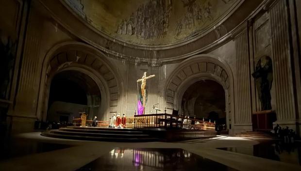 Un momento de los oficios de Viernes Santo en la basílica del Valle de los Caídos