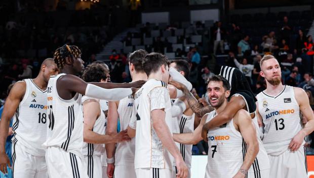 Los jugadores del Real Madrid celebran la sufrida victoria ante el Morabanc Andorra
