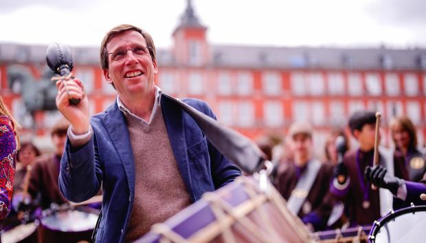 El alcalde de Madrid, José Luis Martínez-Almeida, en la Tamborrada de Resurrección
