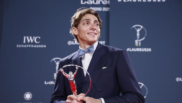 Armand Duplantis posa con el Laureus a mejor deportista del año