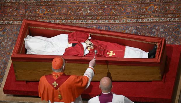 La ceremonia dio inicio a las 20.00 hora local (18.00 GMT) de forma privada, después de que se cerrara al público la capilla ardiente.