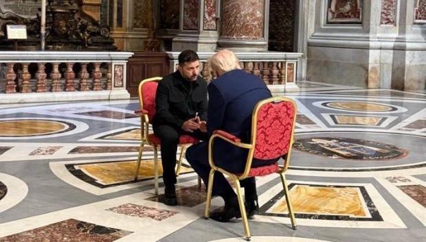 El presidente de EE.UU. Donald Trump y el presidente de Ucrania Volodímir Zelenski en El Vaticano