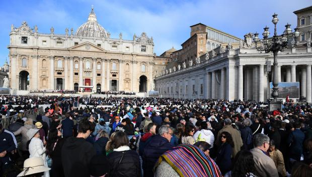 FOTODELDIA CIUDAD DEL VATICANO (VATICANO), 26/04/2025.- Miles de fieles esperan en la Plaza de San Pedro el comienzo del funeral del papa Francisco. Está previsto que el funeral comience a las 10:00 hora local (08:00 GMT), tras lo cual el féretro será trasladado en un cortejo fúnebre por las calles del centro de Roma hasta la basílica de Santa María la Mayor. EFE/ Ettore Ferrari