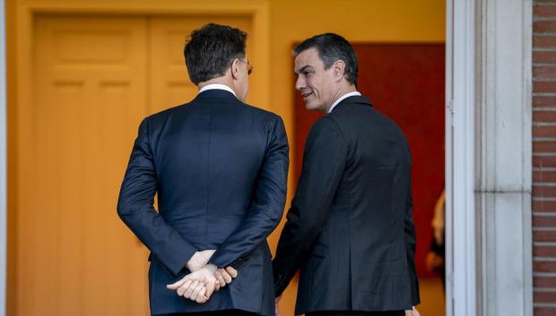 El presidente del Gobierno, Pedro Sánchez (d), recibe al secretario general de la OTAN, Mark Rutte (i), en el Complejo de la Moncloa, a 27 de enero de 2025