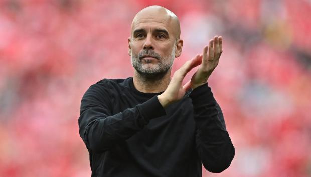 Pep Guardiola celebra el pase a la final con los aficionados del Manchester City