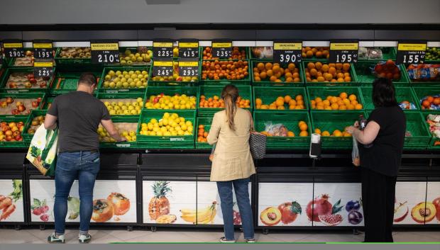 Varias personas realizan la compra en un supermercado tras el apagón eléctrico en Madrid.